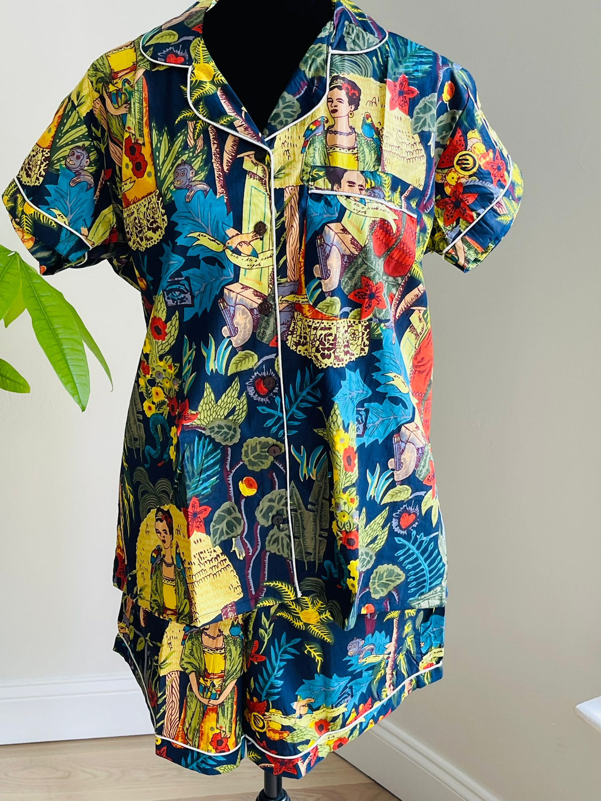 Midnight Navy Blue Frida Kahlo & Rainforest Portrait Block Print Cotton Shorts Set, Designer Sleepwear & Loungewear