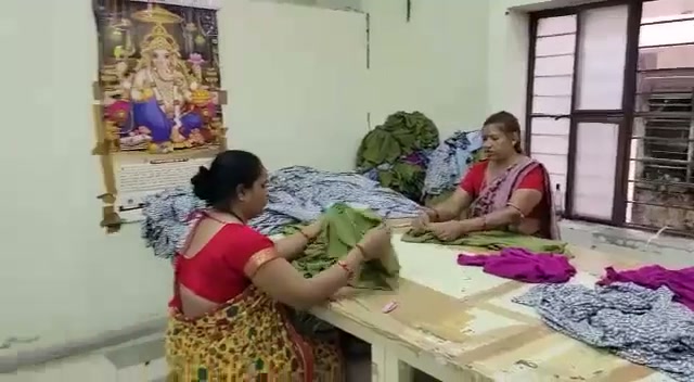 Inspecting and folding finished pieces