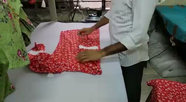 Folding and finishing a printed garment